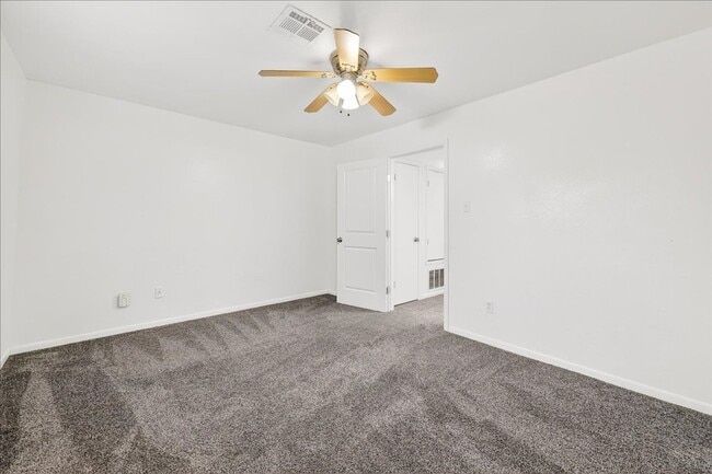 Building Photo - 5025 Romford Dr