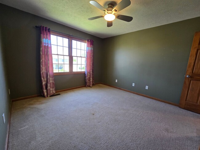 Building Photo - Beautiful 4 bedroom home in Normal!