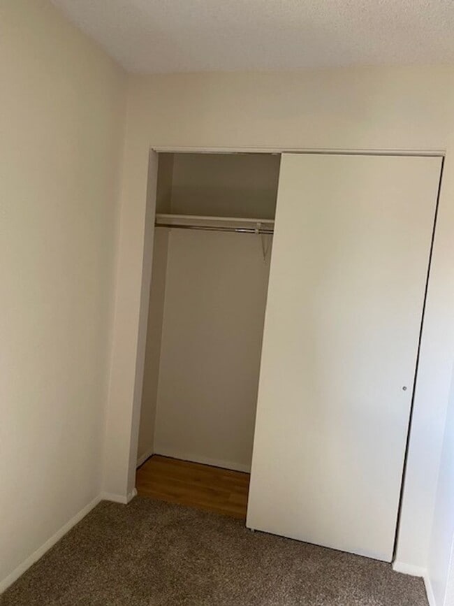Building Photo - 2 bedroom, 1.5 bath Townhome  $1600/month