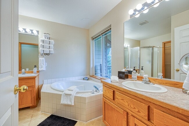 Building Photo - Fully Furnished Running Y Townhouse