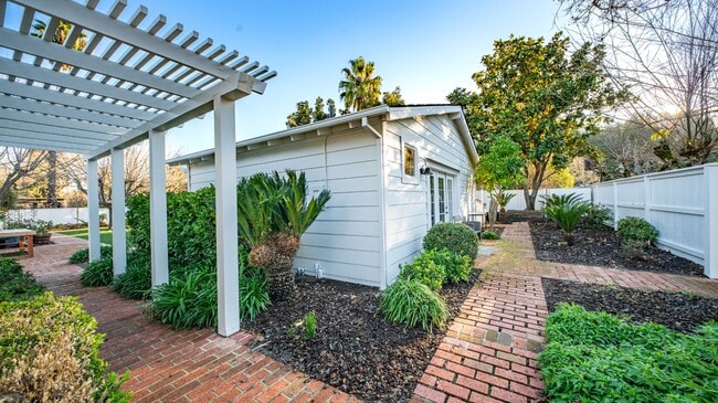 Building Photo - 1819 Cedar St