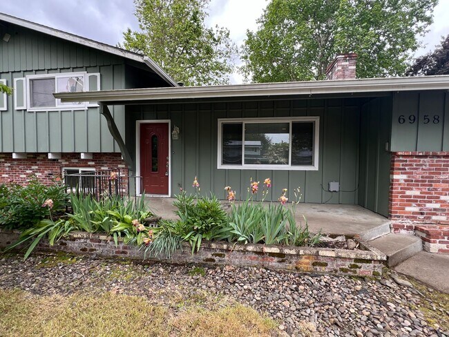 Building Photo - 4 Bedroom Milwaukie Home