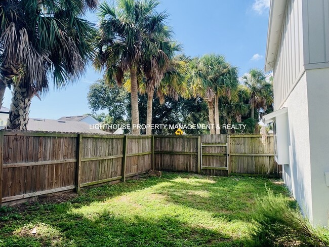 Building Photo - Renovated 2 Bed/1.5 Bath Jax Beach Townhom...