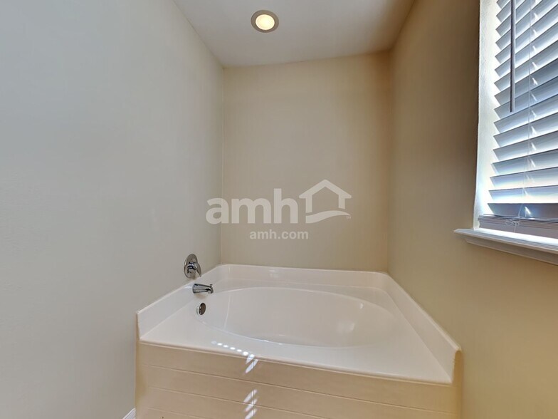 Building Photo - 1848 Saga Ct