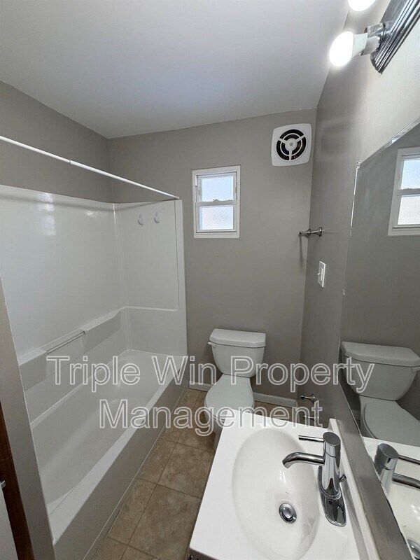 Building Photo - 8385 Latty Ave