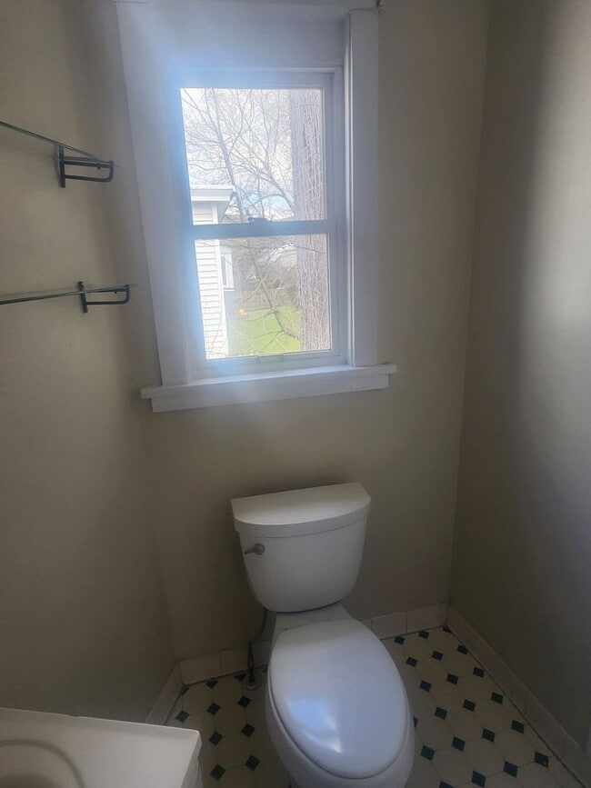 Building Photo - 2 Bedroom 1 bath updated Row Home