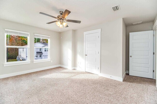 Building Photo - 1528 Farragut Way