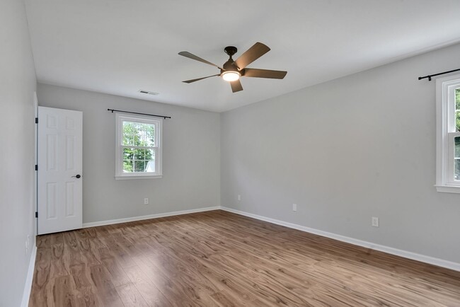 Building Photo - Gorgeous 4 bedroom, 3 1/2 bathroom home wi...