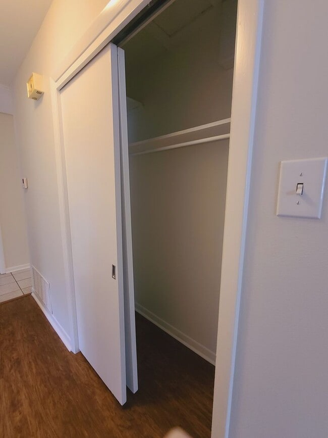 Building Photo - 3 Bedroom Mid-Century Rental