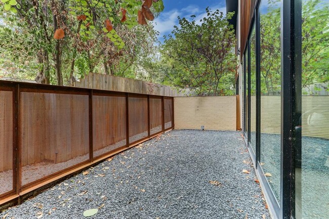 Building Photo - 1713 Bluebonnet Ln