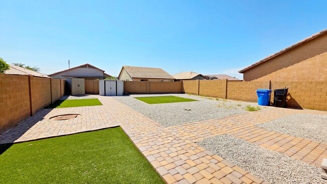 Building Photo - Upgraded 4 Bedroom 2 Bath in Grayson Square!