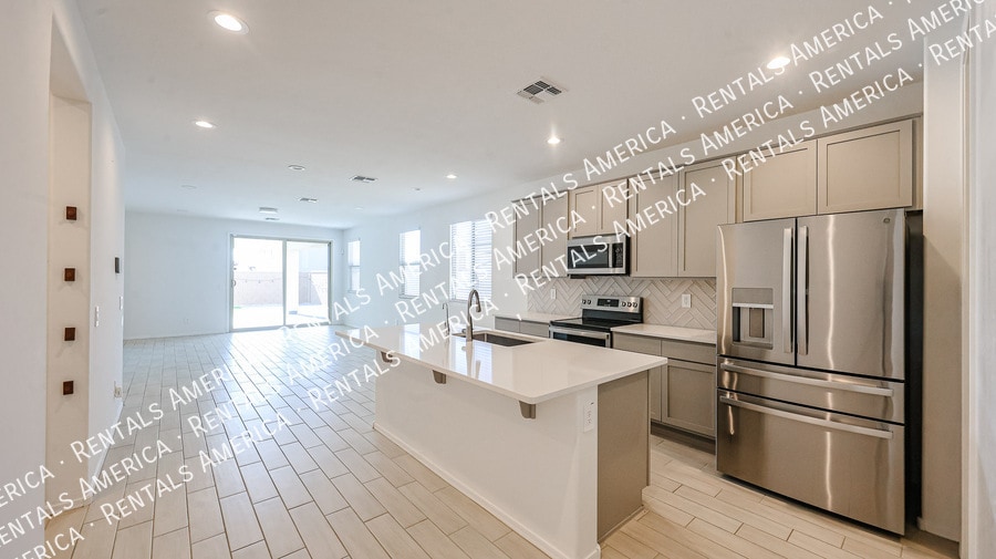 Building Photo - 15689 W Woodlands Ave