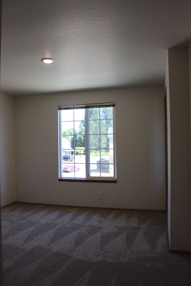 Building Photo - 4 br, 2.5 ba home in Scappoose neighborhood