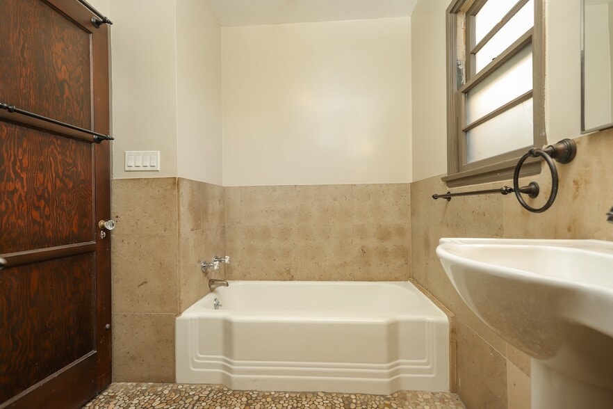 Building Photo - 2587 S Westgate Ave