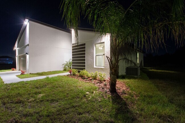 Building Photo - Deposit-Free! Modern, energy efficient hom...
