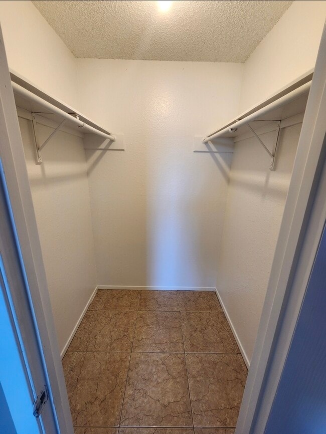 Building Photo - 2 bed 1 bath duplex unit, private backyard.