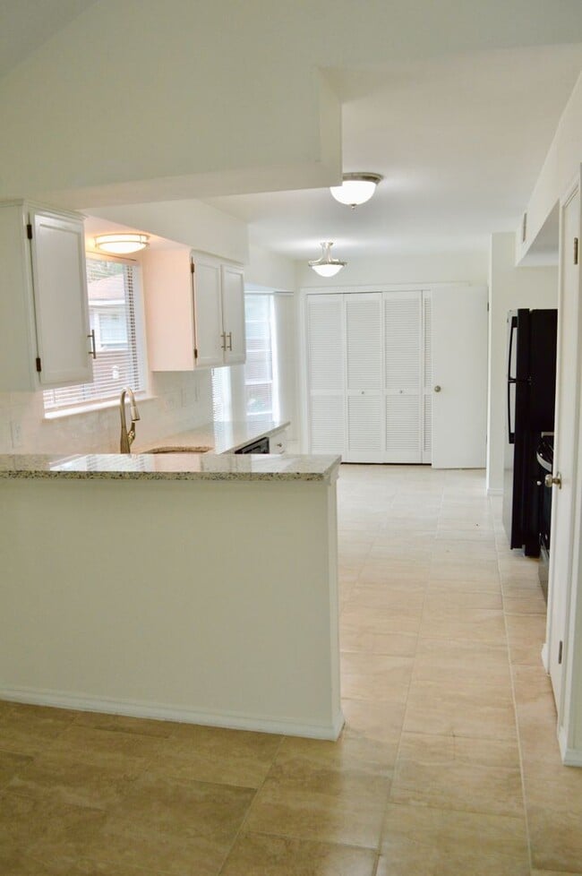 Building Photo - Freshly remodeled 3 bed 2 bath home!
