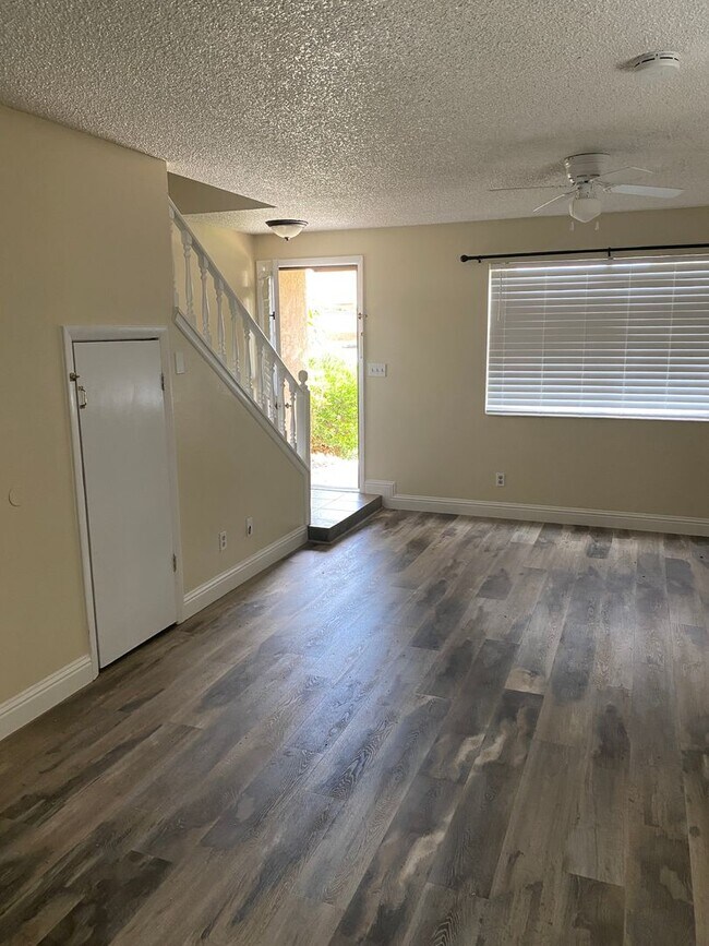 Building Photo - 2 Bedroom 1.5 Bathroom Townhome in Dixie Downs!