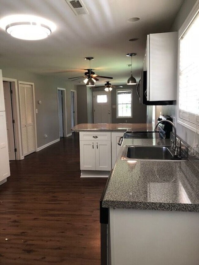 Building Photo - MOVE IN SPECIALS!! 3 Bedroom / 2 Bath Home on Lamont