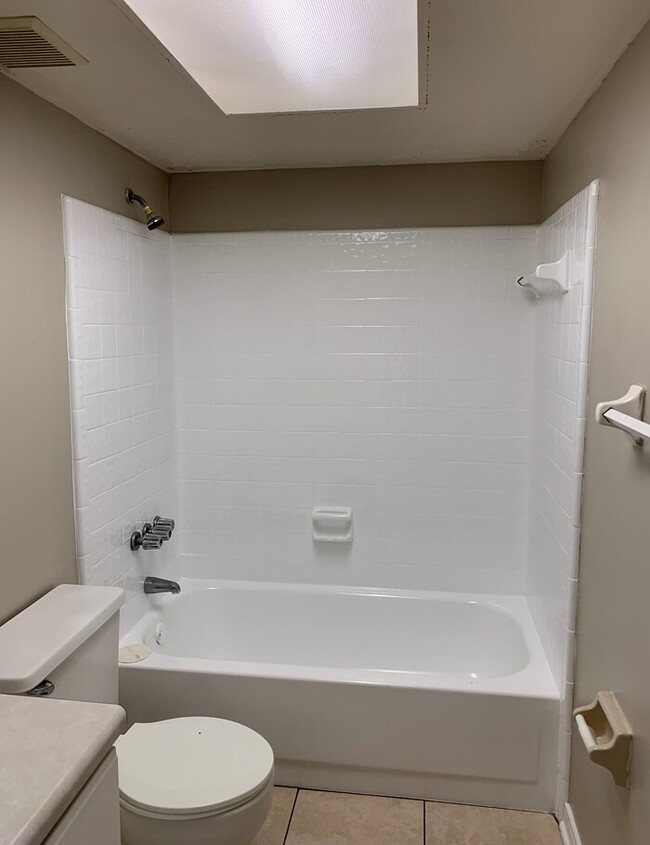 Building Photo - Spacious 2 Bed/2 Bath Single Story Townhom...