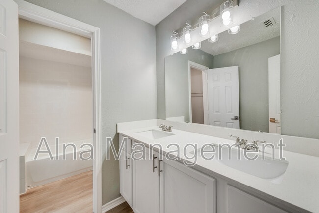 Building Photo - 1005 Canadian Cir