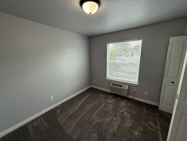 Building Photo - 871 Hickory St NE