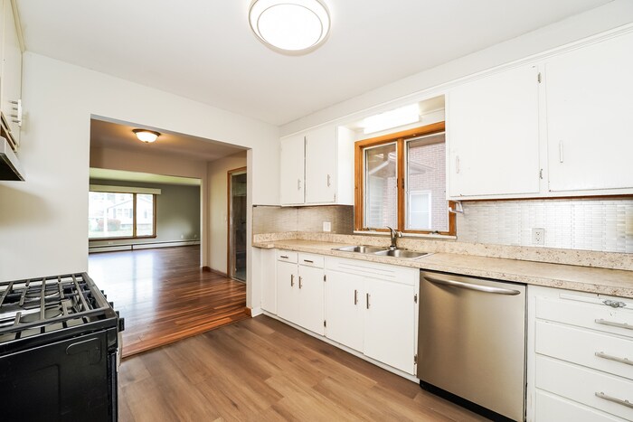 Building Photo - 150 E 272nd St