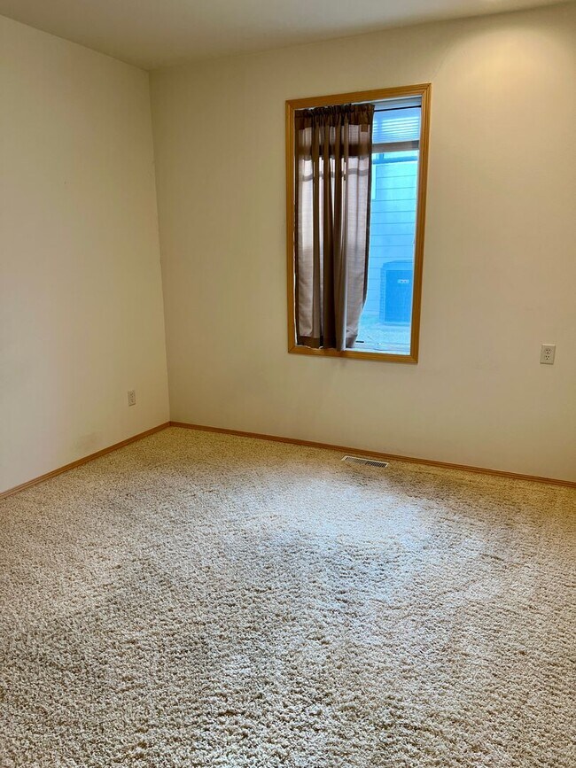 Building Photo - Charming 3 Bed 2 Bath Single Family Home W/ Attached Garage and Private Patio!