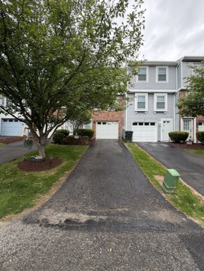 Building Photo - Beautiful Townhouse for Rent