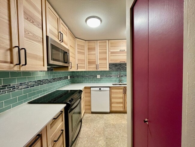 Building Photo - S. PDX 2Bed 2Bath ~ Condo~Near OHSU w/ 2 Reserved parking spots & Washer & Dryer!