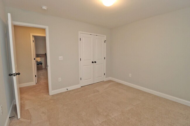 Building Photo - Fabulous 4 bedroom 2.5 Bath House ~ Minutes to Fort Jackson ~ Available June 2026!