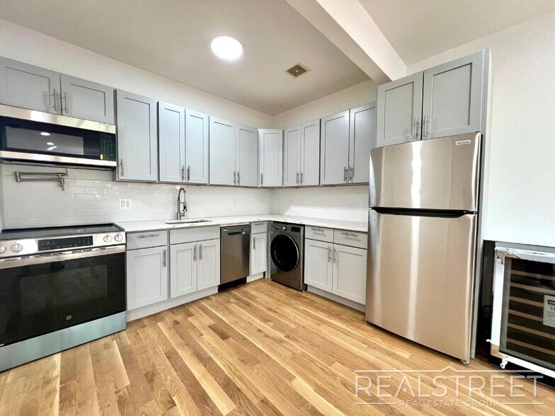 Building Photo - Massive 3,000+ Sq Ft 4BD/2BA Duplex with H...
