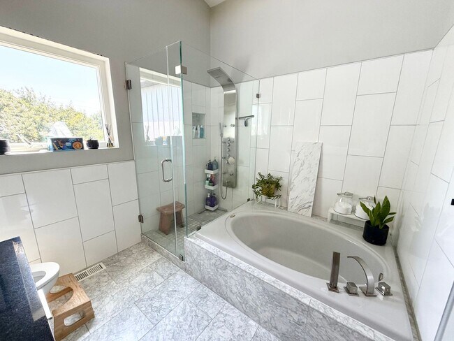 Building Photo - Contemporary 2 bedroom, 2.5 bath home in the heart of Route 66.
