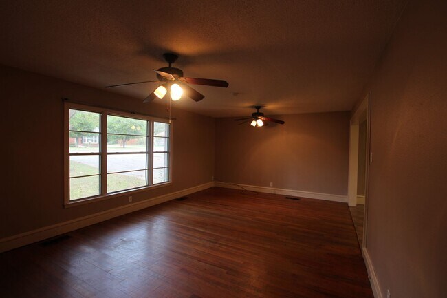 Building Photo - Charming 3 Bedroom 2 Bath Near TJC!
