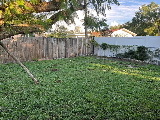 Building Photo - 1721 Eaton Dr