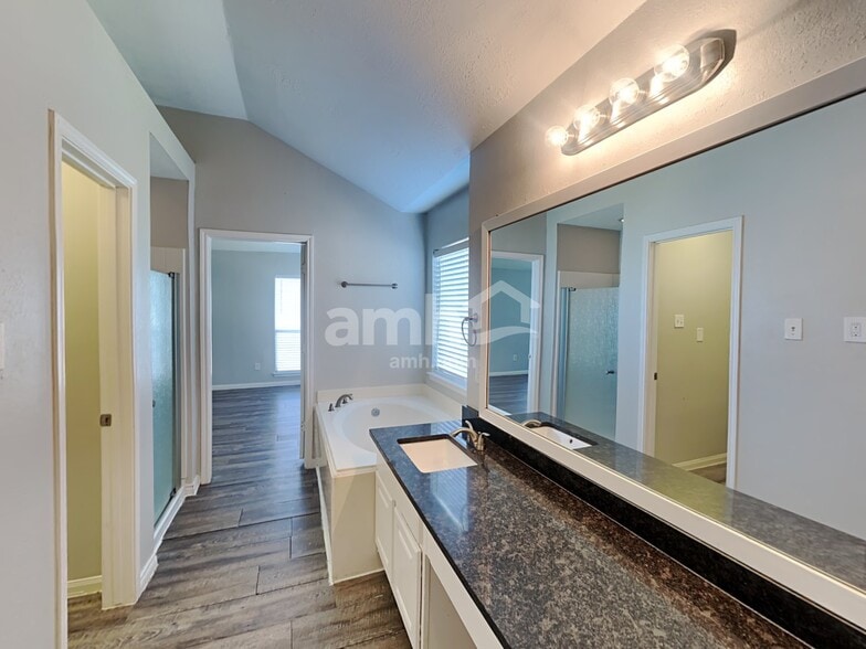 Building Photo - 17826 Camden Oaks Ln