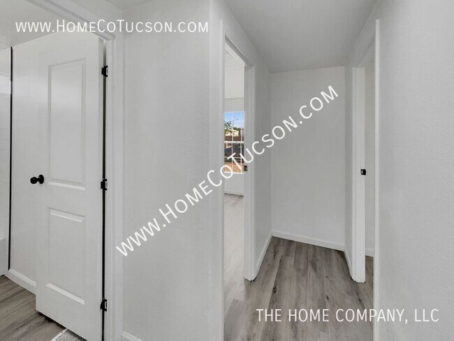 Building Photo - 2662 W Golda St