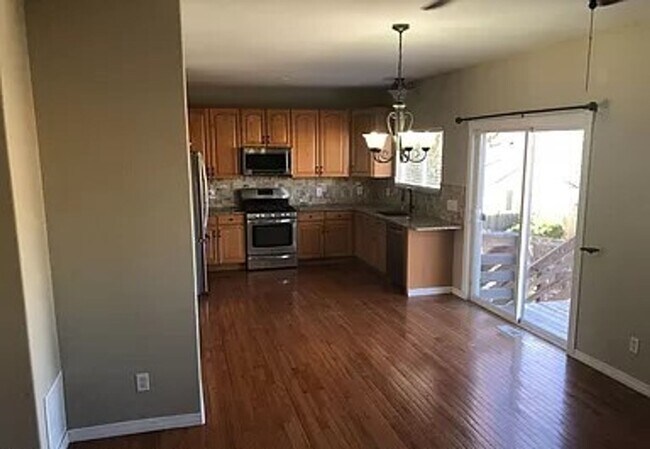 Building Photo - Beautiful 3 bed, 3 bath in D49