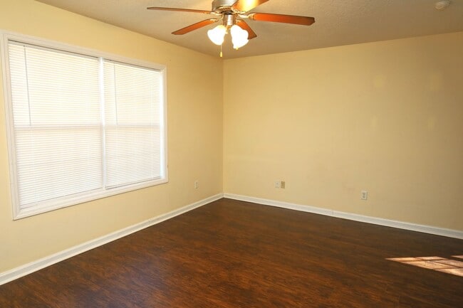 Building Photo - 1801 Chestnut Dr