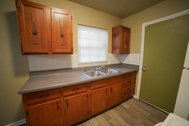 Building Photo - 926 Apache St