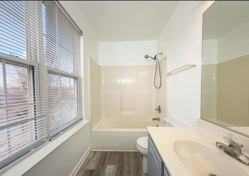 Second bathroom - 8153 Telegraph Rd