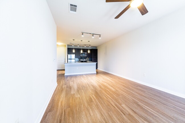 Building Photo - Amazing 1/1 Condo in Barton Springs. Beaut...