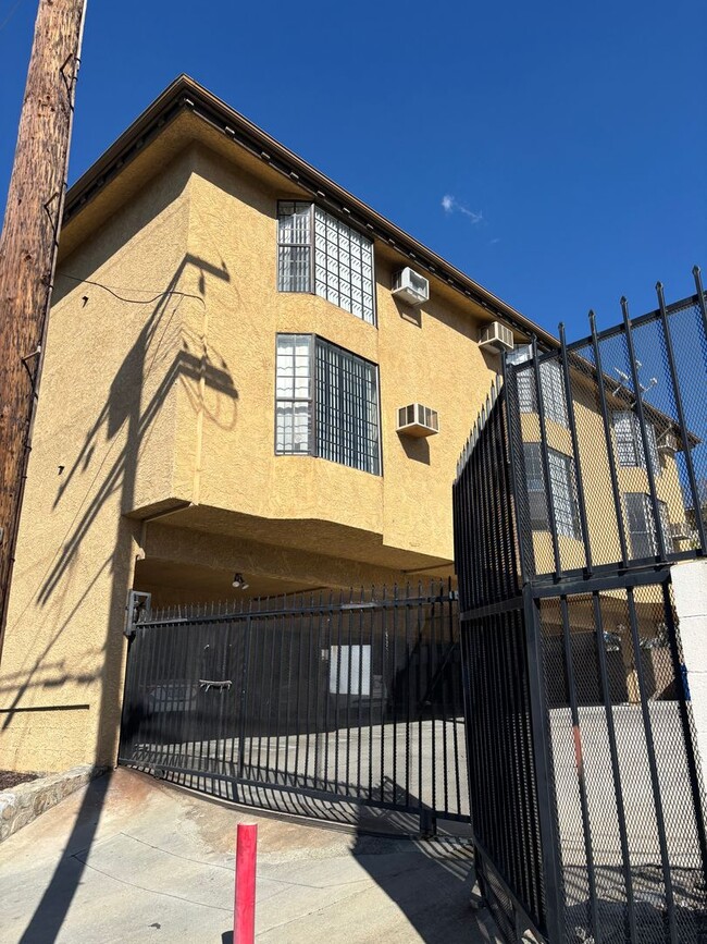 Building Photo - Spacious 1-Bed Apartments in Gated Tujunga Community
