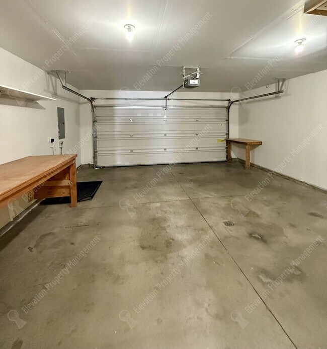 Building Photo - Updated 3 BR/2.5  BA with new flooring and paint!