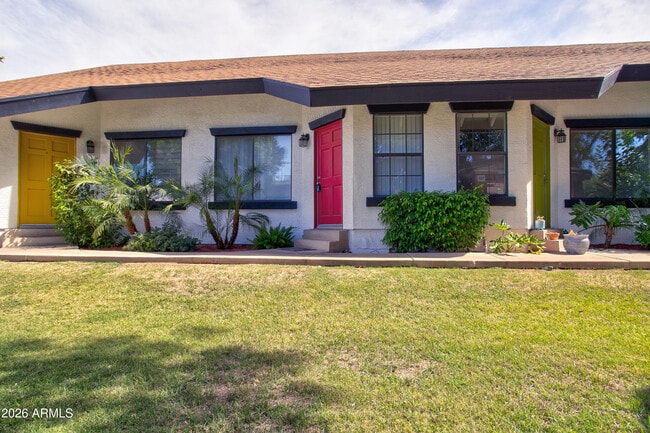 Building Photo - 2215 W Augusta Ave