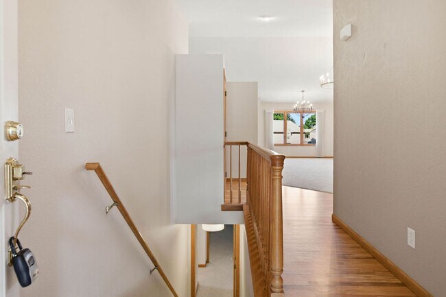 Building Photo - 4 Bedroom 3 Bathroom Duplex in Emerald Glen