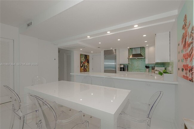 Building Photo - 2301 Collins Ave