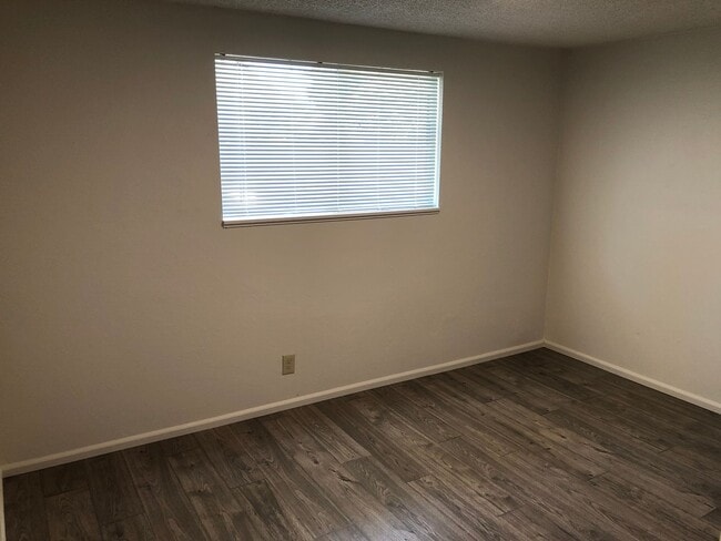 Building Photo - Updated 2 bed 1 bath dulpex in Eugene!