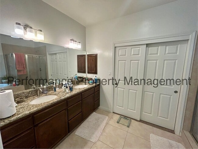 Building Photo - Stunning 4 Bed/3 Bath Home Near City in th...