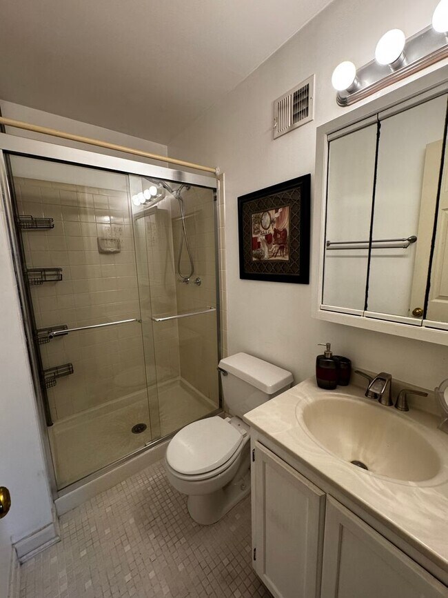 Building Photo - Furnished 2BR, 2BA Condo with Backyard in ...
